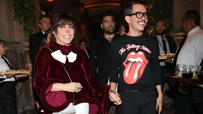 MEXICO CITY, MEXICO - AUGUST 08: Manolo Caro and Veronica Castro arrive the after party of the avant premiere of Netflix series "La Casa de Las Flores" at Cinemex Antara on August 08, 2018 in Mexico City, Mexico. (Photo by Victor Chavez/Getty Images) MEXICO CITY, MEXICO - AUGUST 08: Manolo Caro and Veronica Castro arrive the after party of the avant premiere of Netflix series "La Casa de Las Flores" at Cinemex Antara on August 08, 2018 in Mexico City, Mexico. (Photo by Victor Chavez/Getty Images)