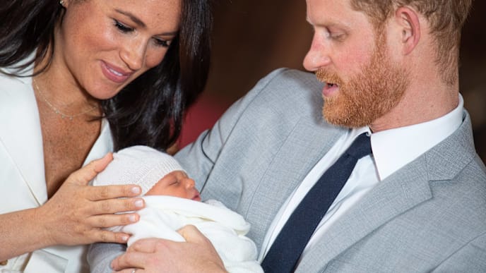 WINDSOR, ENGLAND - MAY 08: Prince Harry, Duke of Sussex and Meghan, Duchess of Sussex, pose with their newborn son Archie Harrison Mountbatten-Windsor during a photocall in St George's Hall at Windsor Castle on May 8, 2019 in Windsor, England. The Duchess of Sussex gave birth at 05:26 on Monday 06 May, 2019. (Photo by Dominic Lipinski - WPA Pool/Getty Images) WINDSOR, ENGLAND - MAY 08: Prince Harry, Duke of Sussex and Meghan, Duchess of Sussex, pose with their newborn son Archie Harrison Mountbatten-Windsor during a photocall in St George's Hall at Windsor Castle on May 8, 2019 in Windsor, England. The Duchess of Sussex gave birth at 05:26 on Monday 06 May, 2019. (Photo by Dominic Lipinski - WPA Pool/Getty Images)