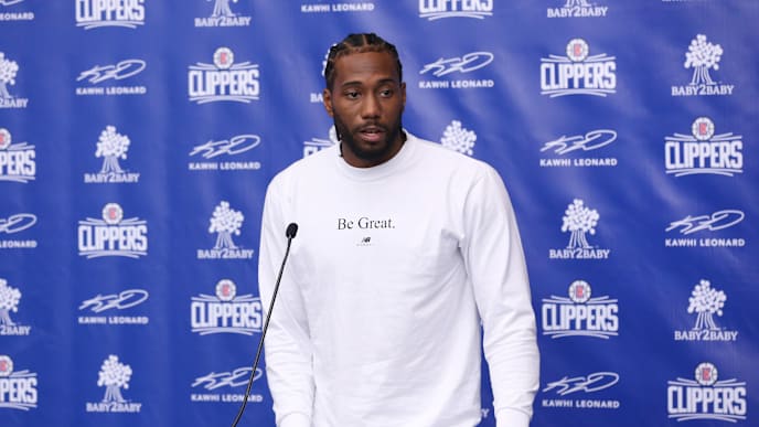 LOS ANGELES, CALIFORNIA - AUGUST 20: L.A. Clippers Forward Kawhi Leonard celebrates donation of One Million backpacks from Baby2Baby, Kawhi Leonard and the L.A. Clippers to students across Los Angeles at 107th Street Elementary on August 20, 2019 in Los Angeles, California. (Photo by Phillip Faraone/Getty Images for Baby2Baby) LOS ANGELES, CALIFORNIA - AUGUST 20: L.A. Clippers Forward Kawhi Leonard celebrates donation of One Million backpacks from Baby2Baby, Kawhi Leonard and the L.A. Clippers to students across Los Angeles at 107th Street Elementary on August 20, 2019 in Los Angeles, California. (Photo by Phillip Faraone/Getty Images for Baby2Baby)