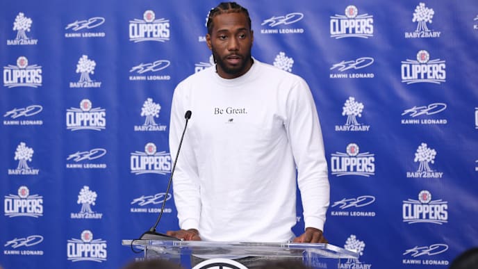 LOS ANGELES, CALIFORNIA - AUGUST 20: L.A. Clippers Forward Kawhi Leonard celebrates donation of One Million backpacks from Baby2Baby, Kawhi Leonard and the L.A. Clippers to students across Los Angeles at 107th Street Elementary on August 20, 2019 in Los Angeles, California. (Photo by Phillip Faraone/Getty Images for Baby2Baby) LOS ANGELES, CALIFORNIA - AUGUST 20: L.A. Clippers Forward Kawhi Leonard celebrates donation of One Million backpacks from Baby2Baby, Kawhi Leonard and the L.A. Clippers to students across Los Angeles at 107th Street Elementary on August 20, 2019 in Los Angeles, California. (Photo by Phillip Faraone/Getty Images for Baby2Baby)