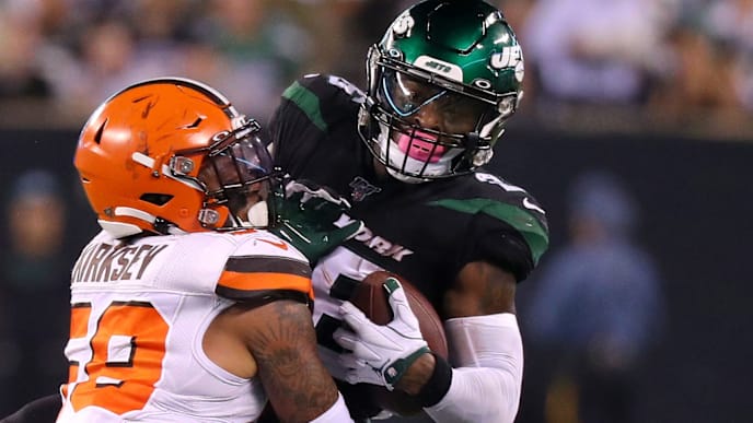 EAST RUTHERFORD, NEW JERSEY - SEPTEMBER 16: Le'Veon Bell #26 of the New York Jets makes a catch against Christian Kirksey #58 of the Cleveland Browns in the second quarter at MetLife Stadium on September 16, 2019 in East Rutherford, New Jersey. (Photo by Mike Lawrie/Getty Images) EAST RUTHERFORD, NEW JERSEY - SEPTEMBER 16: Le'Veon Bell #26 of the New York Jets makes a catch against Christian Kirksey #58 of the Cleveland Browns in the second quarter at MetLife Stadium on September 16, 2019 in East Rutherford, New Jersey. (Photo by Mike Lawrie/Getty Images)