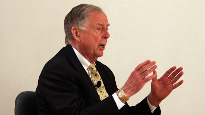 WASHINGTON - MARCH 09: T. Boone Pickens speaks at an energy forum at the Mayflower Hotel March 9, 2009 in Washington, DC. The EnergyBiz Leadership Forum of 2009 focus is on the confluence of the energy and economic crisis and its impact on businesses. (Photo by Mark Wilson/Getty Images) WASHINGTON - MARCH 09: T. Boone Pickens speaks at an energy forum at the Mayflower Hotel March 9, 2009 in Washington, DC. The EnergyBiz Leadership Forum of 2009 focus is on the confluence of the energy and economic crisis and its impact on businesses. (Photo by Mark Wilson/Getty Images)