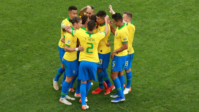 SAO PAULO, BRAZIL - JUNE 22: Everton of Brazil celebrates with teammates after scoring the third goal of his team during the Copa America Brazil 2019 group A match between Peru and Brazil at Arena Corinthians on June 22, 2019 in Sao Paulo, Brazil. (Photo by Alessandra Cabral/Getty Images) SAO PAULO, BRAZIL - JUNE 22: Everton of Brazil celebrates with teammates after scoring the third goal of his team during the Copa America Brazil 2019 group A match between Peru and Brazil at Arena Corinthians on June 22, 2019 in Sao Paulo, Brazil. (Photo by Alessandra Cabral/Getty Images)