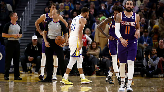 SAN FRANCISCO, CALIFORNIA - OCTOBER 30: Stephen Curry #30 of the Golden State Warriors leaves the game after he was injured in the second half of their game against the Phoenix Suns at Chase Center on October 30, 2019 in San Francisco, California. NOTE TO USER: User expressly acknowledges and agrees that, by downloading and or using this photograph, User is consenting to the terms and conditions of the Getty Images License Agreement. (Photo by Ezra Shaw/Getty Images) SAN FRANCISCO, CALIFORNIA - OCTOBER 30: Stephen Curry #30 of the Golden State Warriors leaves the game after he was injured in the second half of their game against the Phoenix Suns at Chase Center on October 30, 2019 in San Francisco, California. NOTE TO USER: User expressly acknowledges and agrees that, by downloading and or using this photograph, User is consenting to the terms and conditions of the Getty Images License Agreement. (Photo by Ezra Shaw/Getty Images)