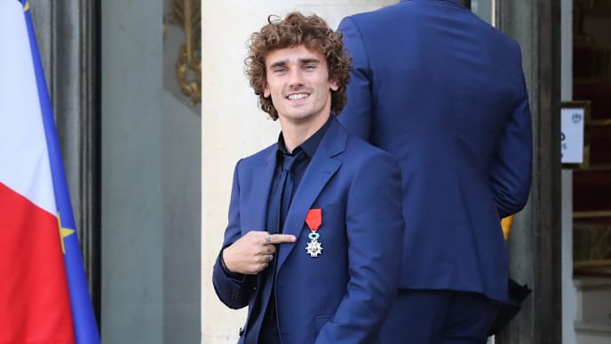 TOPSHOT - France's national team forward Antoine Griezmann leaves after receiving the Legion of Honour during a ceremony to award French 2018 football World Cup winners, on June 4, 2019, at the Elysee Palace in Paris. (Photo by JACQUES DEMARTHON / AFP) (Photo credit should read JACQUES DEMARTHON/AFP/Getty Images) TOPSHOT - France's national team forward Antoine Griezmann leaves after receiving the Legion of Honour during a ceremony to award French 2018 football World Cup winners, on June 4, 2019, at the Elysee Palace in Paris. (Photo by JACQUES DEMARTHON / AFP) (Photo credit should read JACQUES DEMARTHON/AFP/Getty Images)