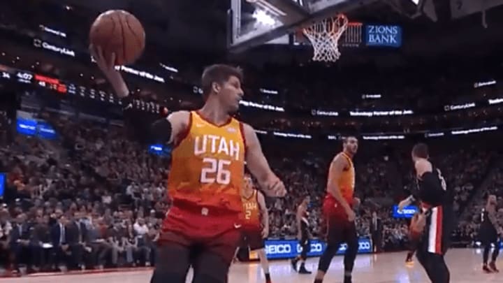 Kyle Korver Forgets The Rules Of Basketball And Casually Steps Out