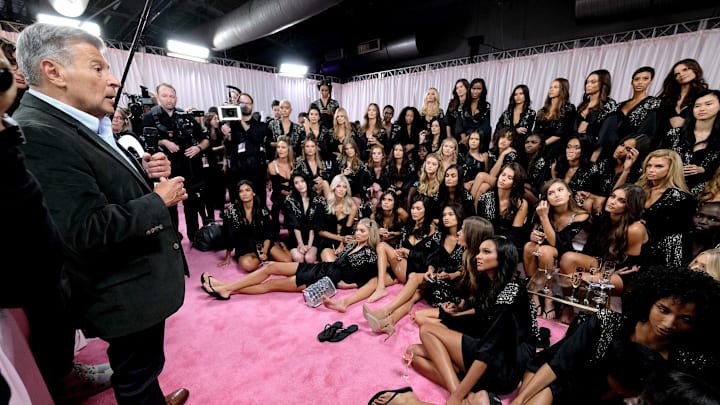 Ed Razek junto a las modelos en la previa al desfile de Victoria's Secret (2018)