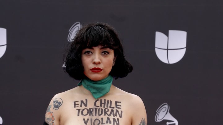 Mon Laferte protesta en los Latin Grammys 2019