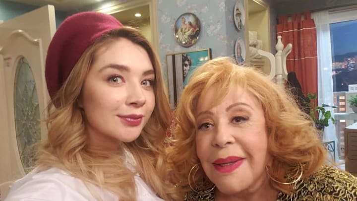 Selfie de Daniela Luján con Silvia Pinal en el foro de "Una familia de 20"