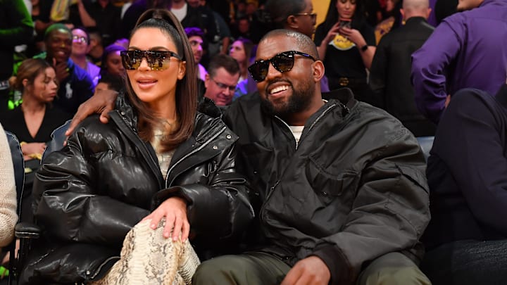 Kim Kardashian y Kanye West durante el juego de Los Angeles Lakers