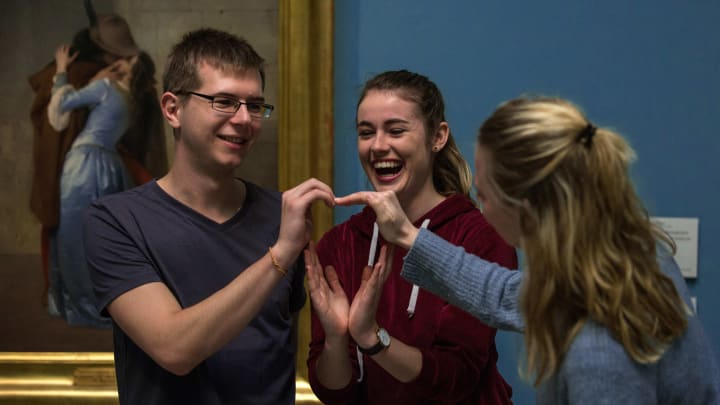 Jóvenes celebrando el Día de San Valentín