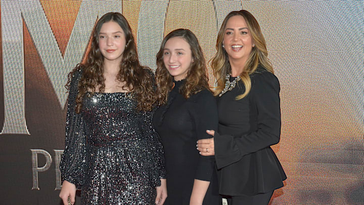 Andrea Legarreta junto a sus hijas en la presentación de una película Andrea Legarreta junto a sus hijas en la presentación de una película