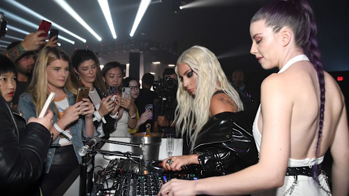 Lady Gaga haciendo de DJ en una fiesta