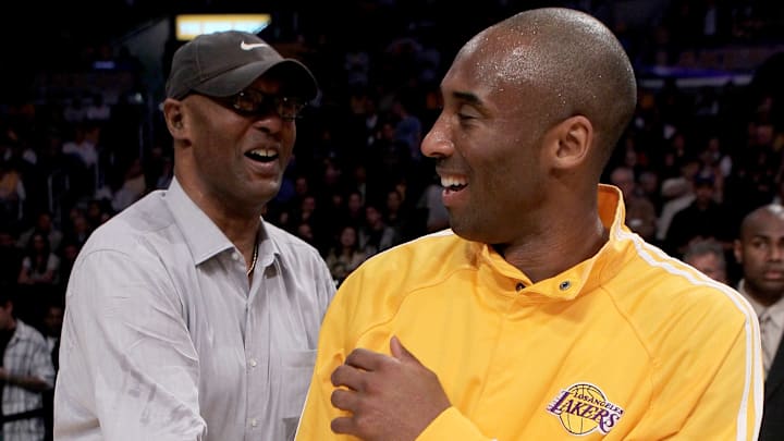 Joe y Kobe durante el partido de Oklahoma City Thunder v Los Angeles Lakers
