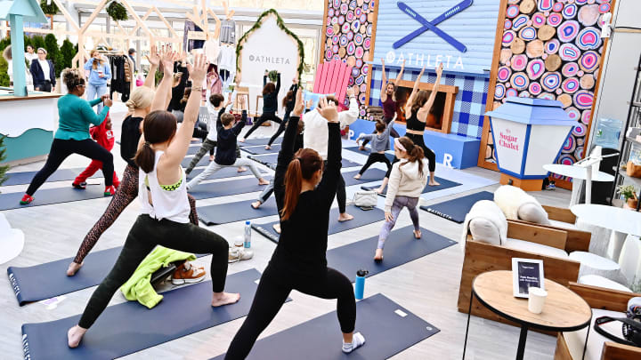 Grupo de personas haciendo Yoga Grupo de personas haciendo Yoga