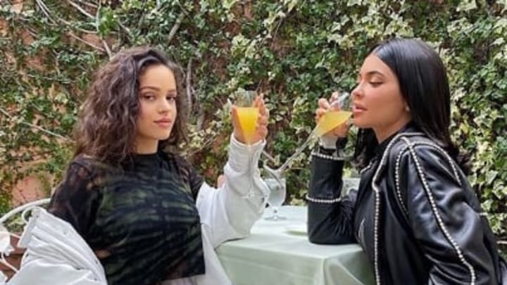 Roasalía y Kylie Jenner comparten unas mimosas Roasalía y Kylie Jenner comparten unas mimosas