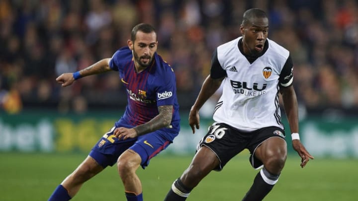VALENCIA, SPAIN - NOVEMBER 26: Geoffrey Kondogbia of Valencia competes for the ball with Aleix Vidal (L) of Barcelona during the La Liga match between Valencia and Barcelona at Estadio Mestalla on November 26, 2017 in Valencia, Spain. (Photo by Fotopress/Getty Images)
