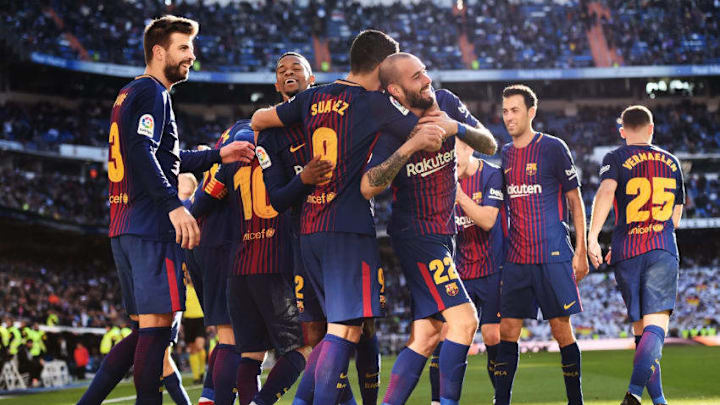 MADRID, SPAIN - DECEMBER 23: Aleix Vidal of Barcelona celebrates with his teammates after scoring his sides third goal during the La Liga match between Real Madrid and Barcelona at Estadio Santiago Bernabeu on December 23, 2017 in Madrid, Spain. (Photo by Denis Doyle/Getty Images)