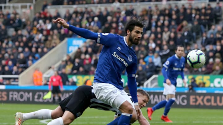 NEWCASTLE UPON TYNE, ENGLAND - MARCH 09: Andre Gomes of Everton battles for possession with Matt Ritchie of Newcastle United during the Premier League match between Newcastle United and Everton FC at St. James Park on March 09, 2019 in Newcastle upon Tyne, United Kingdom. (Photo by Nigel Roddis/Getty Images)