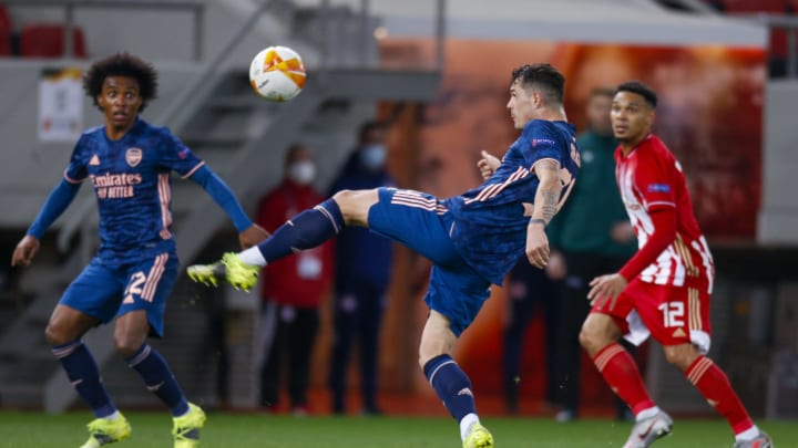 PIRAEUS, GREECE – MARCH 11: Granit Xhaka of Arsenal controls the ball during the UEFA Europa League Round of 16 First Leg match between Olympiacos and Arsenal at Karaiskakis Stadium on March 11, 2021 in Piraeus, Greece. Sporting stadiums around Europe remain under strict restrictions due to the Coronavirus Pandemic as Government social distancing laws prohibit fans inside venues resulting in games being played behind closed doors. (Photo by MB Media/Getty Images)