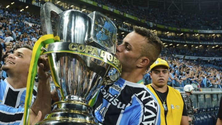 PORTO ALEGRE, BRAZIL - DECEMBER 07: Luan of Gremio kisses the trophy to celebrate the title after a match between Gremio and Atletico MG as part of Copa do Brasil Final 2016 at Arena do Gremio on December 07, 2016 in Porto Alegre, Brazil. (Photo by Rodrigo Ziebell/Brazil Photo Press/LatinContent/Getty Images)