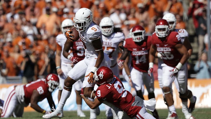 DALLAS, TX – OCTOBER 08: Collin Johnson #9 of the Texas Longhorns runs the ball past Tay Evans #9 of the Oklahoma Sooners at Cotton Bowl on October 8, 2016 in Dallas, Texas. (Photo by Ronald Martinez/Getty Images)