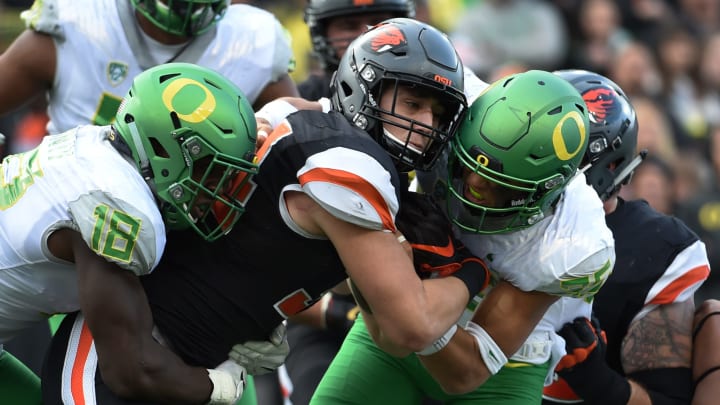 CORVALLIS, OR – NOVEMBER 26: Running back Ryan Nall #34 of the Oregon State Beavers bulls ahead for a first down as linebacker Jimmie Swain #18 of the Oregon Ducks and linebacker Troy Dye #35 of the Oregon Ducks try to bring him down during the second quarter of the game at Reser Stadium on November 26, 2016 in Corvallis, Oregon. (Photo by Steve Dykes/Getty Images)