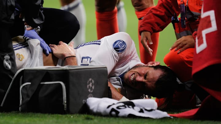 MADRID, SPAIN - SEPTEMBER 14: Gareth Bale of Real Madrid lies injured after colliding with Sebastian Coates of Sporting Clube de Portugal during the UEFA Champions League Group F match between Real Madrid CF and Sporting Clube de Portugal at estadio Santiago Bernabeu on September 14, 2016 in Madrid, . (Photo by Denis Doyle/Getty Images)