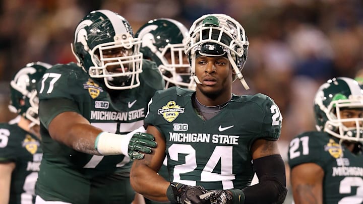 TEMPE, AZ – DECEMBER 29: Running back Le’Veon Bell #24 of the Michigan State Spartans warms up before the Buffalo Wild Wings Bowl against the TCU Horned Frogs at Sun Devil Stadium on December 29, 2012 in Tempe, Arizona. The Spartans defeated the Horned Frogs 17-16. (Photo by Christian Petersen/Getty Images)