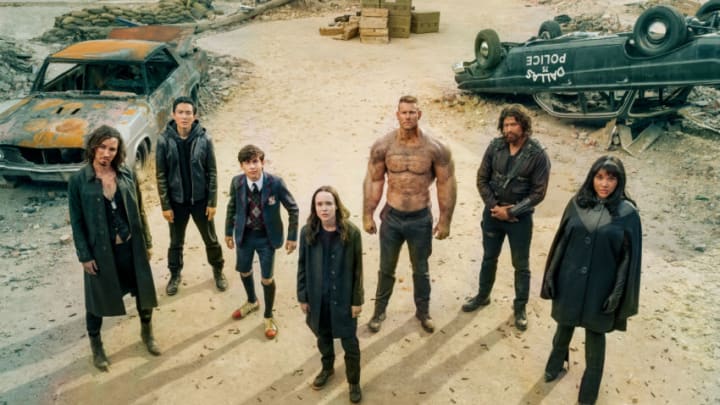 THE UMBRELLA ACADEMY (L to R) ROBERT SHEEHAN as KLAUS HARGREEVES, JUSTIN H. MIN as BEN HARGREEVES, AIDAN GALLAGHER as NUMBER FIVE, ELLEN PAGE as VANYA HARGREEVES, TOM HOPPER as LUTHER HARGREEVES, DAVID CASTAEDA as DIEGO HARGREEVES and EMMY RAVER-LAMPMAN as ALLISON HARGREEVES in episode 201 of THE UMBRELLA ACADEMY Cr. CHRISTOS KALOHORIDIS/NETFLIX © 2020