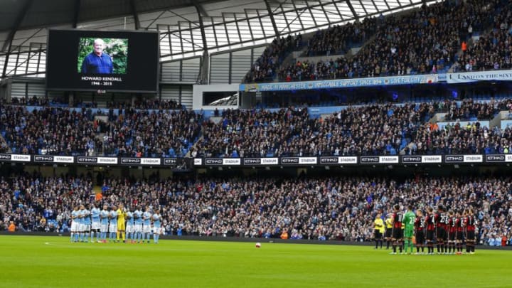 Manchester City and Bournemouth players pay tribute to the memory of former Everton player and manager Howard Kendall before the start of the English Premier League football match between Manchester City and Bournemouth at the Etihad stadium in Manchester on October 17, 2015. AFP PHOTO/LINDSEY PARNABYRESTRICTED TO EDITORIAL USE. No use with unauthorized audio, video, data, fixture lists, club/league logos or 'live' services. Online in-match use limited to 75 images, no video emulation. No use in betting, games or single club/league/player publications. (Photo credit should read LINDSEY PARNABY/AFP/Getty Images)
