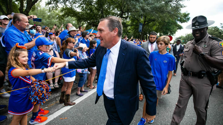 Florida Gators head coach Dan Mullen gives fist bumps as the Florida Gators arrived for Gator Walk as they were greeted by fans before playing the Tennessee Volunteers Saturday September 25, 2021 at Ben Hill Griffin Stadium in Gainesville, FL. [Doug Engle/GainesvilleSun]2021Flgai 092521 Gatorsvsvolsgatorwalk