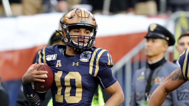 PHILADELPHIA, PENNSYLVANIA – DECEMBER 14: Malcolm Perry #10 of the Navy Midshipmen scores a touchdown in second quarter against the Army Black Knights at Lincoln Financial Field on December 14, 2019 in Philadelphia, Pennsylvania. (Photo by Elsa/Getty Images)