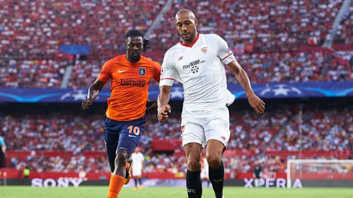 SEVILLE, SPAIN - AUGUST 22: Steven N'Zonzi of Sevilla FC (R) being followed by Emmanuel Adebayor of Istanbul Basaksehir (L) during the UEFA Champions League Qualifying Play-Offs round second leg match between Sevilla FC and Istanbul Basaksehir F.K. at Estadio Ramon Sanchez Pizjuan on August 22, 2017 in Seville, Spain. (Photo by Aitor Alcalde/Getty Images)