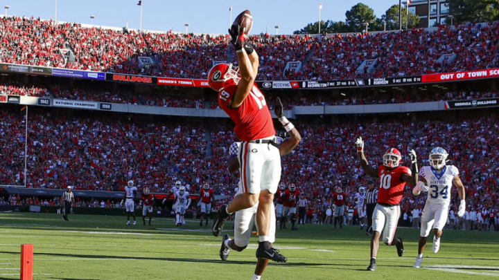 Brock Bowers brings in the catch for a touchdown against the Kentucky Wildcats. (Photo by Todd Kirkland/Getty Images)