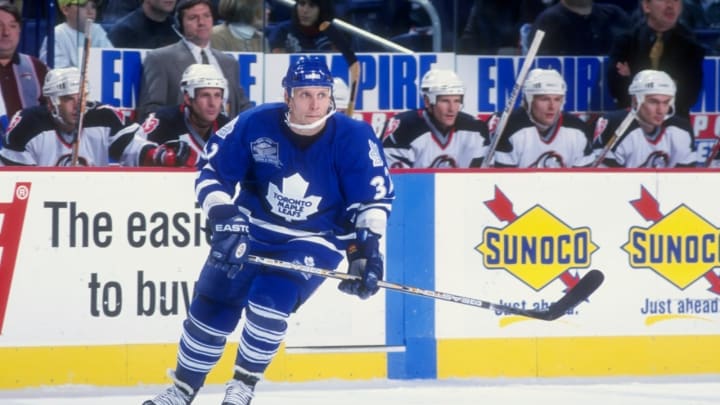 20 Nov 1998: Rightwinger Steve Thomas #32 of the Toronto Maple Leafs Mandatory Credit: Rick Stewart /Allsport