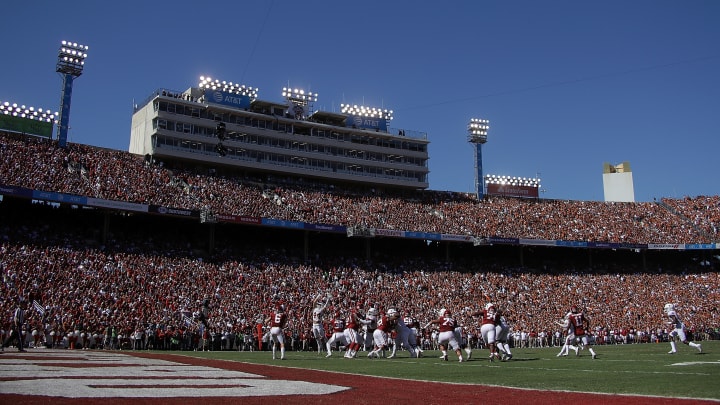 DALLAS, TX – OCTOBER 08: A general view of play between the Texas Longhorns and the Oklahoma Sooners at Cotton Bowl on October 8, 2016 in Dallas, Texas. (Photo by Ronald Martinez/Getty Images)