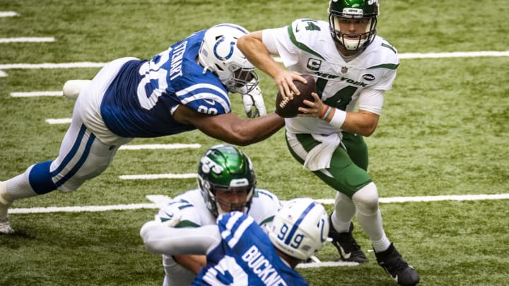 INDIANAPOLIS, IN – SEPTEMBER 27: Sam Darnold #14 of the New York Jets escapes a tackle as he scrambles from the pocket during the first quarter of the game against the Indianapolis Colts at Lucas Oil Stadium on September 27, 2020 in Indianapolis, Indiana. (Photo by Bobby Ellis/Getty Images)
