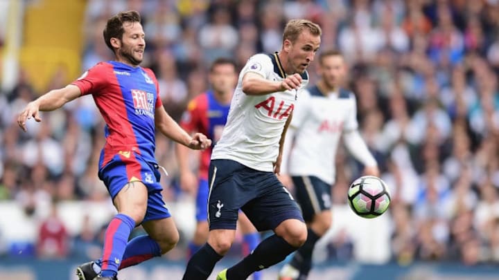 LONDON, ENGLAND - AUGUST 20: Harry Kane of Tottenham Hotspur is closed down by Yohan Cabaye of Crystal Palace during the Premier League match between Tottenham Hotspur and Crystal Palace at White Hart Lane on August 20, 2016 in London, England. (Photo by Alex Broadway/Getty Images)