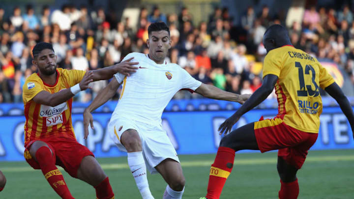 BENEVENTO, ITALY - SEPTEMBER 20: Achraf Lazaar (L) of Benevento competes for the ball with Lorenzo Pellegrini of Roma during the Serie A match between Benevento Calcio and AS Roma at Stadio Ciro Vigorito on September 20, 2017 in Benevento, Italy. (Photo by Maurizio Lagana/Getty Images)