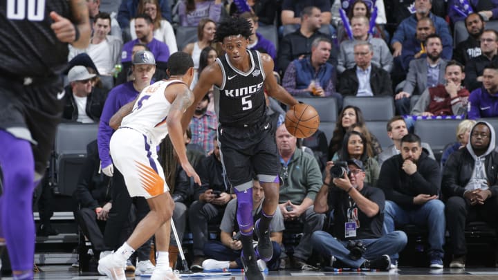 SACRAMENTO, CA – DECEMBER 12: De’Aaron Fox #5 of the Sacramento Kings brings the ball up the court against the Phoenix Suns on December 12, 2017 at Golden 1 Center in Sacramento, California. NOTE TO USER: User expressly acknowledges and agrees that, by downloading and or using this photograph, User is consenting to the terms and conditions of the Getty Images Agreement. Mandatory Copyright Notice: Copyright 2017 NBAE (Photo by Rocky Widner/NBAE via Getty Images)