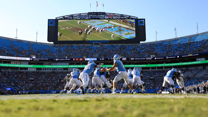CHARLOTTE, NORTH CAROLINA - AUGUST 31: Sam Howell #7 of the North Carolina Tar Heels hands the ball off to teammate Antonio Williams #24 of the North Carolina Tar Heels during the Belk College Kickoff game at Bank of America Stadium on August 31, 2019 in Charlotte, North Carolina. (Photo by Streeter Lecka/Getty Images)