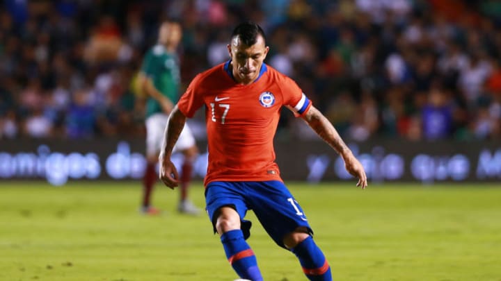 QUERETARO, MEXICO - OCTOBER 16: Gary Medel of Chile controls the ball during the international friendly match between Mexico and Chile at La Corregidora Stadium on October 16, 2018 in Queretaro, Mexico. (Photo by Manuel Velasquez/Getty Images)