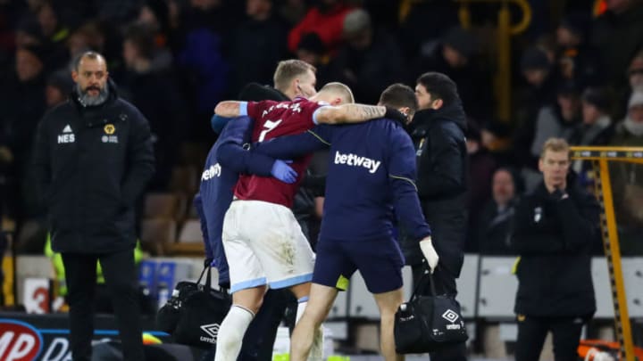 WOLVERHAMPTON, ENGLAND - JANUARY 29: Marko Arnautovic of West Ham United goes off injured as Nuno Espirito Santo, Manager of Wolverhampton Wanderers looks on during the Premier League match between Wolverhampton Wanderers and West Ham United at Molineux on January 29, 2019 in Wolverhampton, United Kingdom. (Photo by Michael Steele/Getty Images)