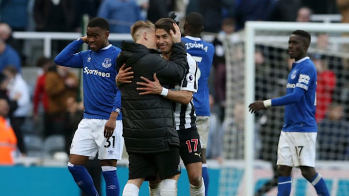 NEWCASTLE UPON TYNE, ENGLAND - MARCH 09: Matt Ritchie of Newcastle United celebrates victory with Ayoze Perez of Newcastle United after the Premier League match between Newcastle United and Everton FC at St. James Park on March 09, 2019 in Newcastle upon Tyne, United Kingdom. (Photo by Nigel Roddis/Getty Images)