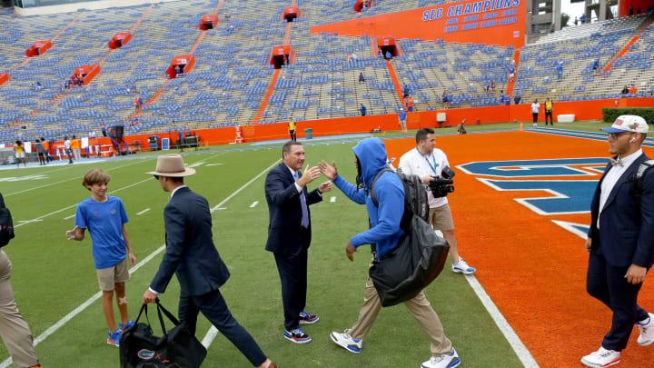 Florida Gators head coach Dan Mullen greets the team as they enter the stadium during Gator Walk before the football game between the Florida Gators and Tennessee Volunteers, at Ben Hill Griffin Stadium in Gainesville, Fla. Sept. 25, 2021.Flgai 092521 Ufvs Tennesseefb 04