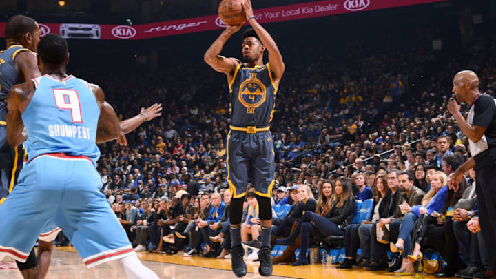 OAKLAND, CA - NOVEMBER 24: Quinn Cook #4 of the Golden State Warriors shoots the ball against the Sacramento Kings on November 24, 2018 at ORACLE Arena in Oakland, California. NOTE TO USER: User expressly acknowledges and agrees that, by downloading and/or using this photograph, user is consenting to the terms and conditions of Getty Images License Agreement. Mandatory Copyright Notice: Copyright 2018 NBAE (Photo by Noah Graham/NBAE via Getty Images)