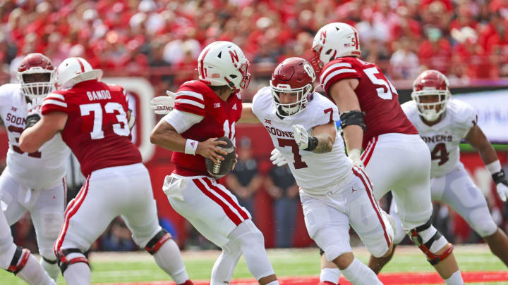 Sep 17, 2022; Lincoln, Nebraska, USA; Oklahoma Sooners linebacker Jaren Kanak (7) chases Nebraska Cornhuskers quarterback Casey Thompson (11) during the first half at Memorial Stadium. Mandatory Credit: Kevin Jairaj-USA TODAY Sports