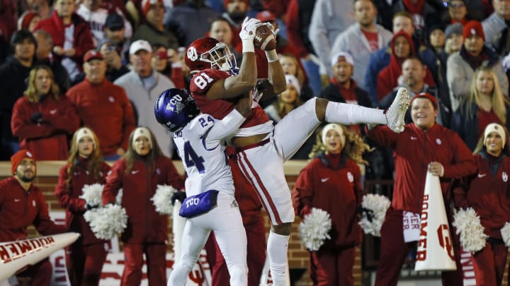 NORMAN, OK – NOVEMBER 23: Fullback Brayden Willis #81 of the Oklahoma Sooners catches a pass for a 20-yard touchdown against cornerback Julius Lewis #24 of the TCU Horned Frogs in the first quarter on November 23, 2019 at Gaylord Family Oklahoma Memorial Stadium in Norman, Oklahoma. (Photo by Brian Bahr/Getty Images)