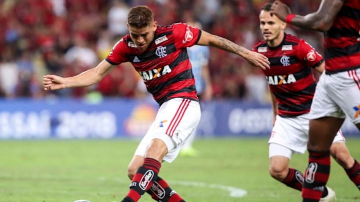 RIO DE JANEIRO, BRAZIL - NOVEMBER 21: Gustavo Cuéllar of Flamengo kicks for the ball during a match between Flamengo and Gremio as part of Brasileirao Series A 2018 t Maracana Stadium on November 21, 2018 in Rio de Janeiro, Brazil. (Photo by Bruna Prado/Getty Images)